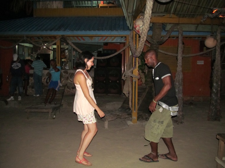 Providencia - Smanchineel Bay - inferninho - Livia aprendendo os novos passos de dança